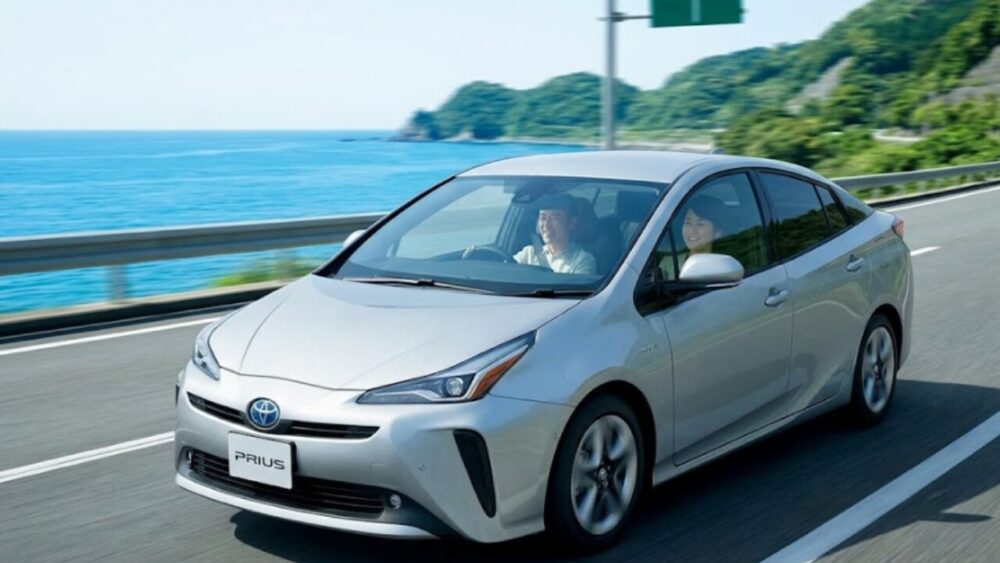 プリウス駆動用バッテリーの充電方法と寿命・交換費用を徹底解説