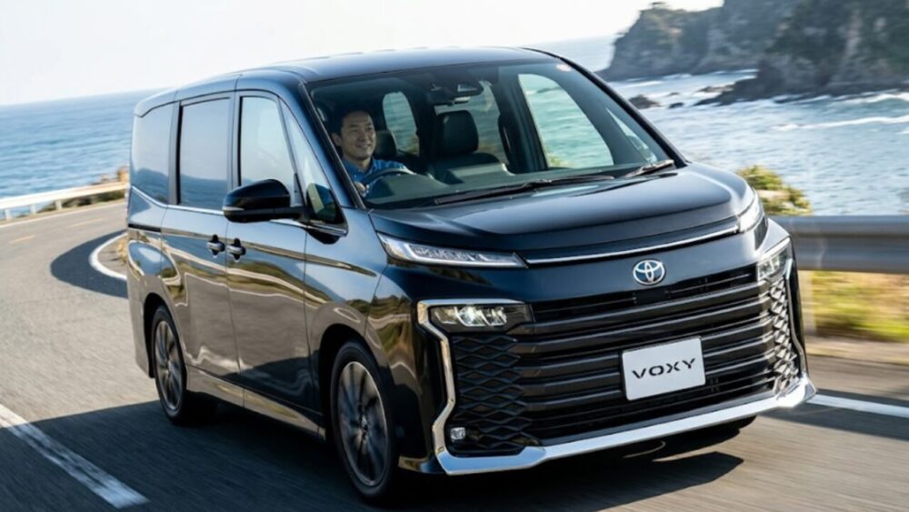 ヴォクシーのガソリン車は後悔する？燃費やリセール、維持費を徹底分析