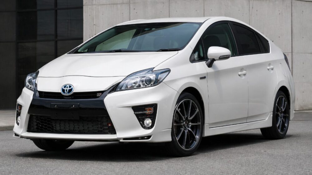 プリウスのG'sで前期と後期の違いを理解し中古車を探す