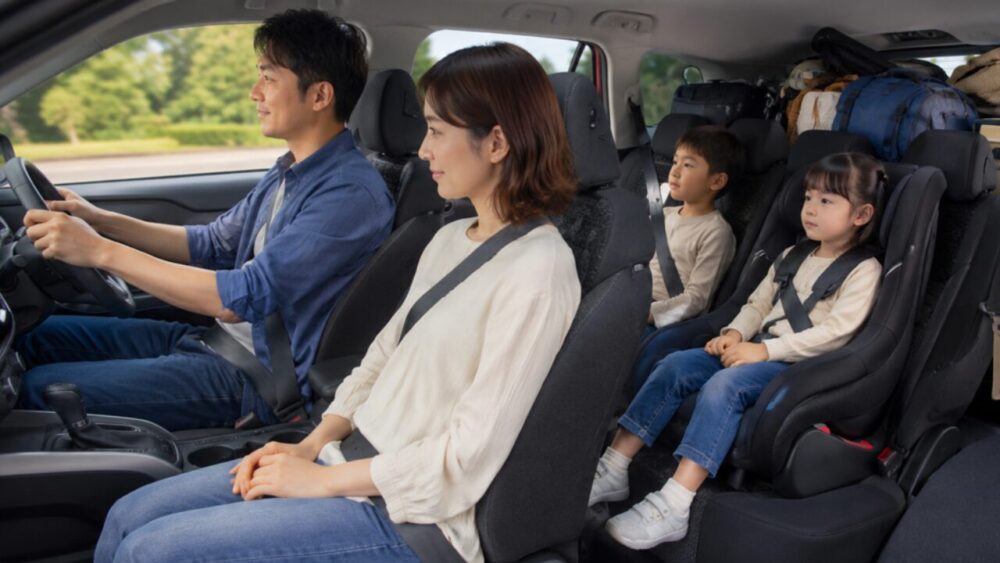 4人家族で乗ると狭いのか？