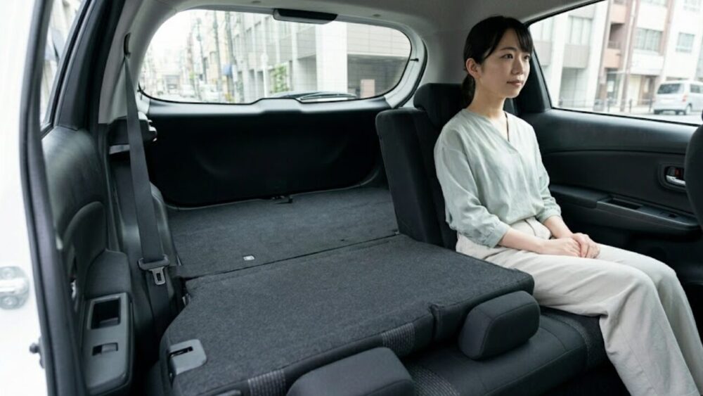 ヤリスの後部座席は倒せる？